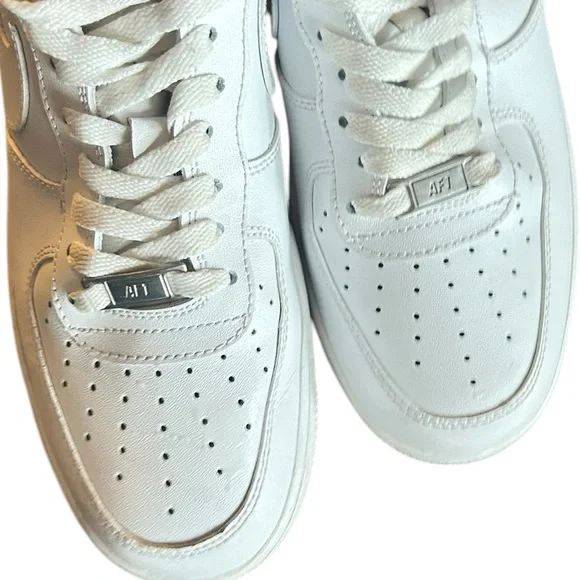 Nike Air Force 1's '07 Triple White Shoes Sz 10.5 Women/Sz 9 Men #315122-111 - Picture 6 of 9